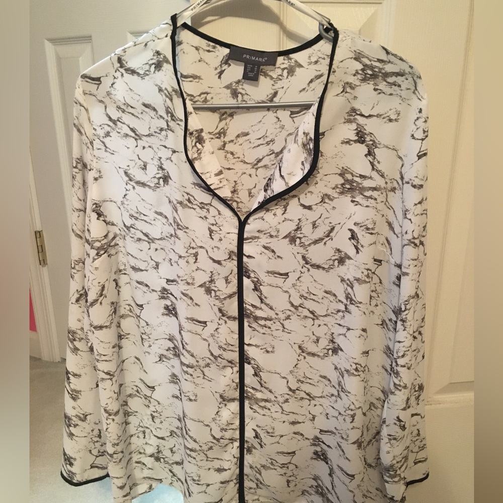 💎 3/$15 White Marble Long-Sleeve Blouse